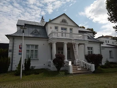 Zabytkowy drewniany budynek koszar w Legionowie